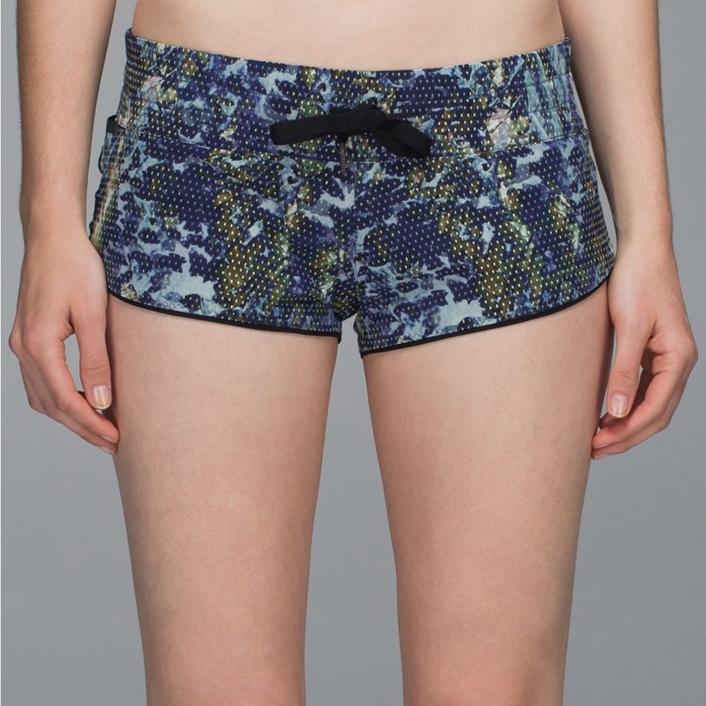 REVERSIBLE Lululemon Water: Surf Short
Floral Sport White Multi / Black